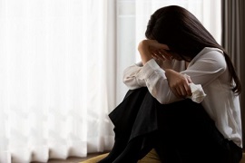 悩む女性